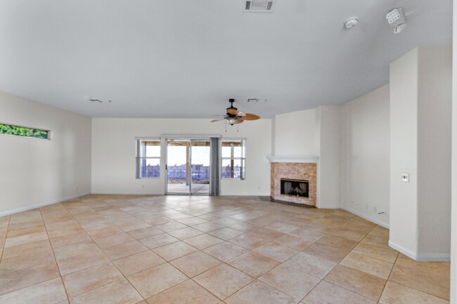 Foto del edificio - 74082 Daisy Ln