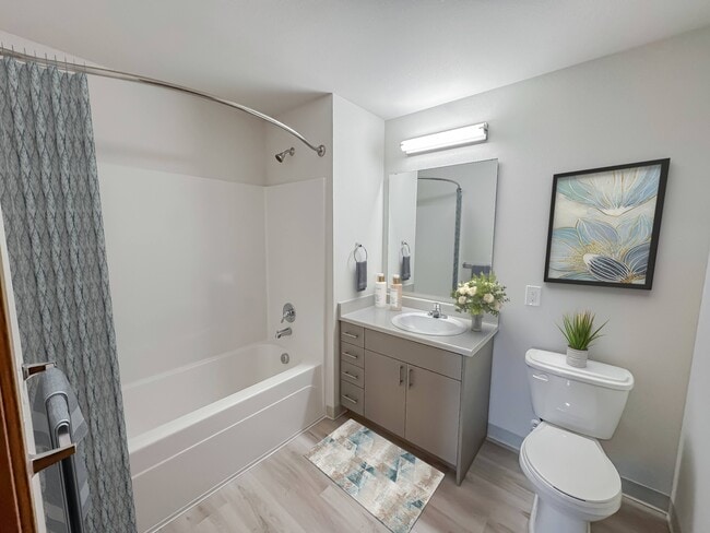 Baño principal con bañera - Kendrick Landing Apartments