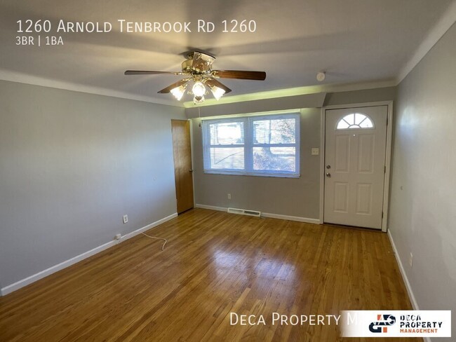 Building Photo - 3 Bedroom Apartment