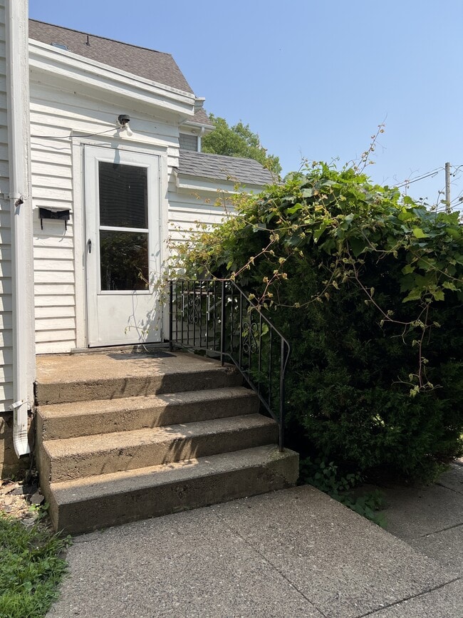 Building Photo - 1258 University Ave