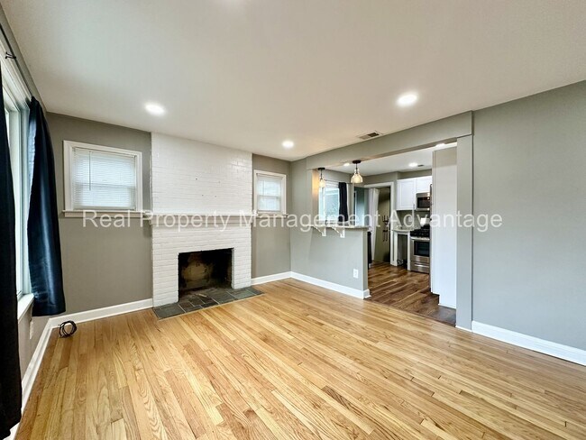 Foto del edificio - Extensive Renovation with 3 Bedrooms and T...