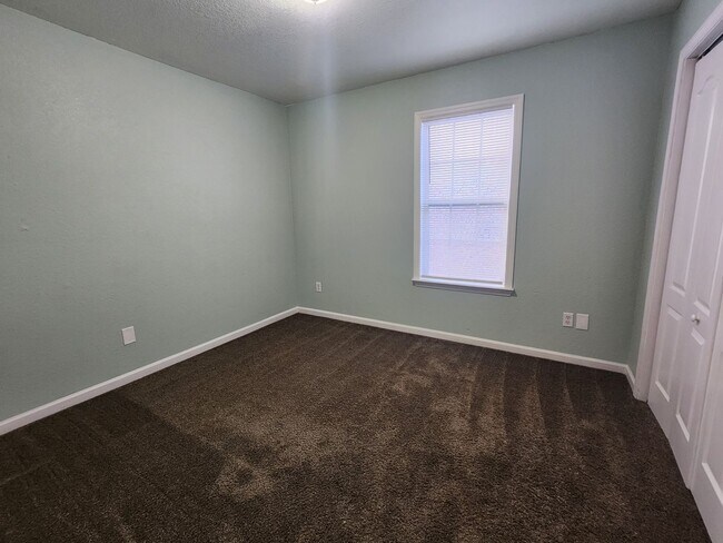 Building Photo - Comfortable 3-Bedroom Home with Open Layout