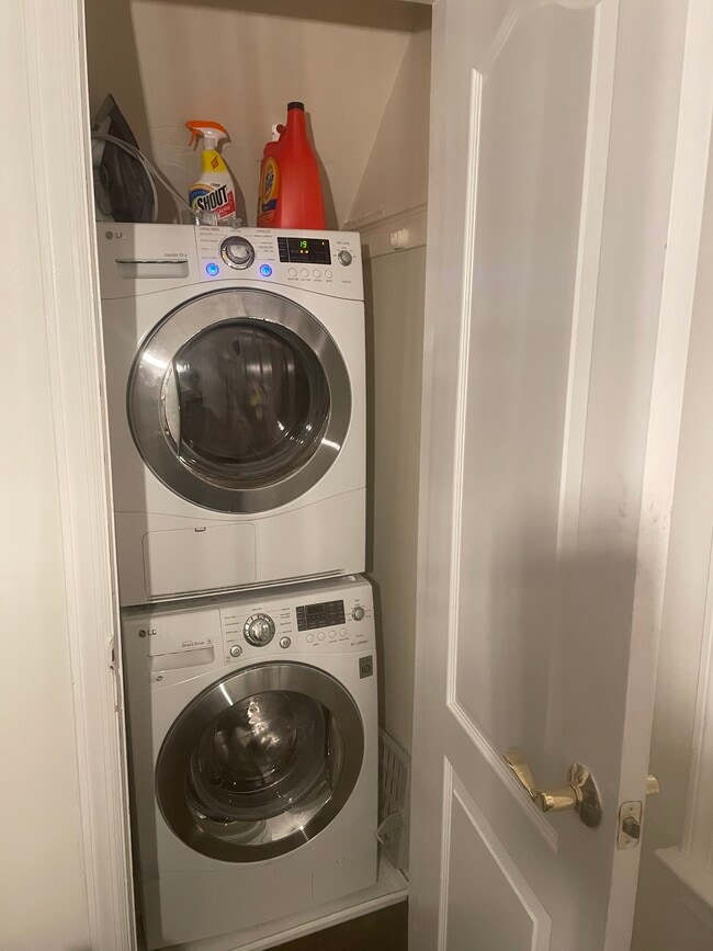Washer/dryer - 295 Gainsborg Ave E