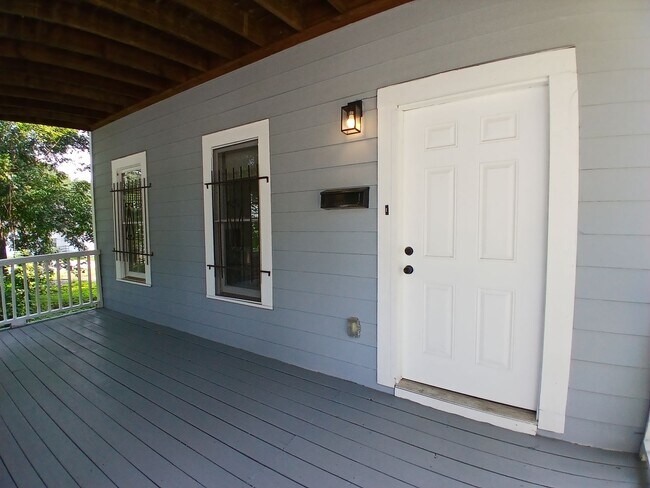 Foto del edificio - Amazing 3 Bedroom 2.5 Bath! Intown Living at a Price Below Market Off Street Parking