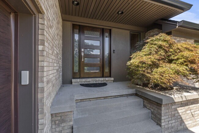 Building Photo - 1233 Sherborne Pl