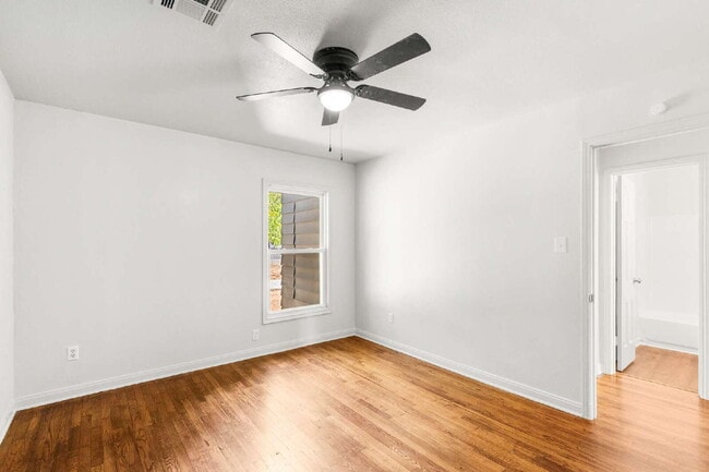 Foto del edificio - Private landlord/Section 8 accepted! Charming 3-Bedroom 1-bathroom home with large corner lot!