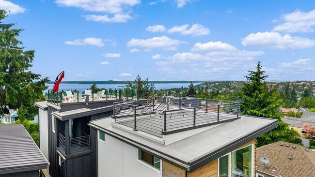 Foto del edificio - Hilltop Gem w/ AC and 360° Rooftop Views (1st Month Free)