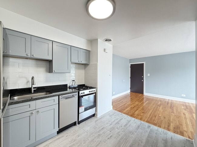 Building Photo - 2754 W North Shore Ave