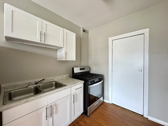 Building Photo - 6710 S Claremont Ave