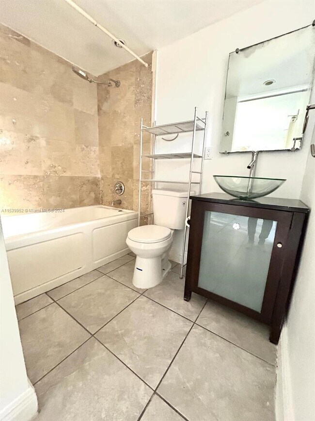 Building Photo - 10903 N Kendall Dr