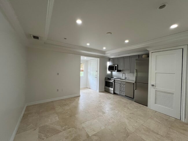 Building Photo - 252 Oleander Ave