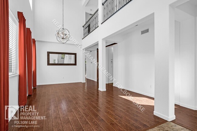 Building Photo - Spacious 4 bedroom 3 bath home in Anatolia