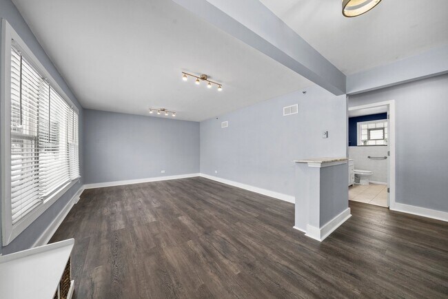 Building Photo - 8900 S Mozart Ave