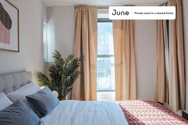 Foto del edificio - Private bedroom in 4 bed/1 bath Home