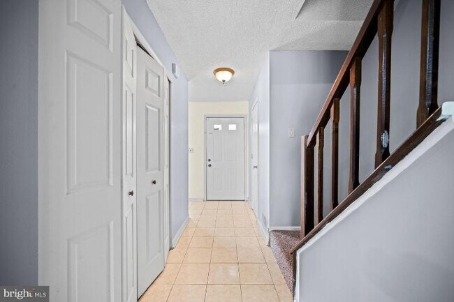 Building Photo - 9 Stout Ct