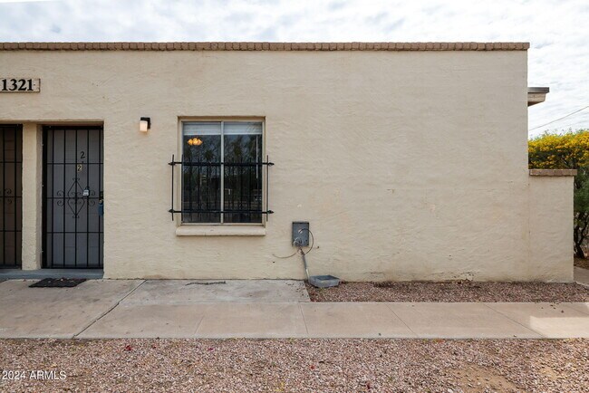Building Photo - 1321 W 5th St