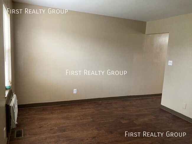 Building Photo - 2 Bedroom, 1 Bath Townhouse For Rent, Move...