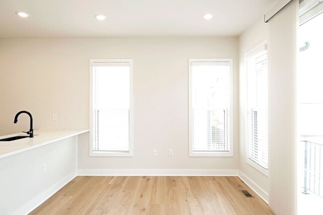 Building Photo - 919 Belmont Ave