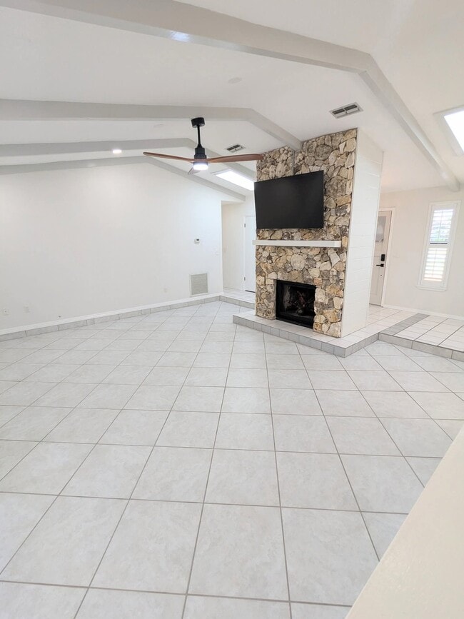Building Photo - 945 Bramble Bush Cir W