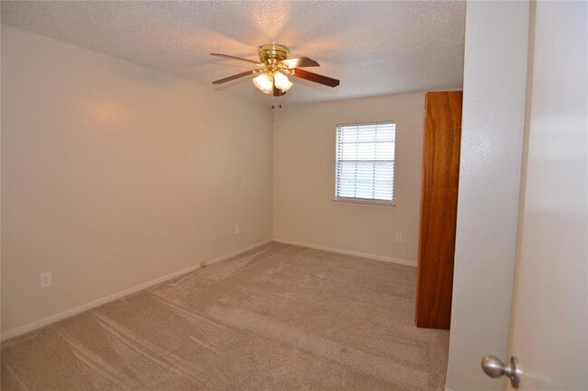 Building Photo - 8912 Circle Dr