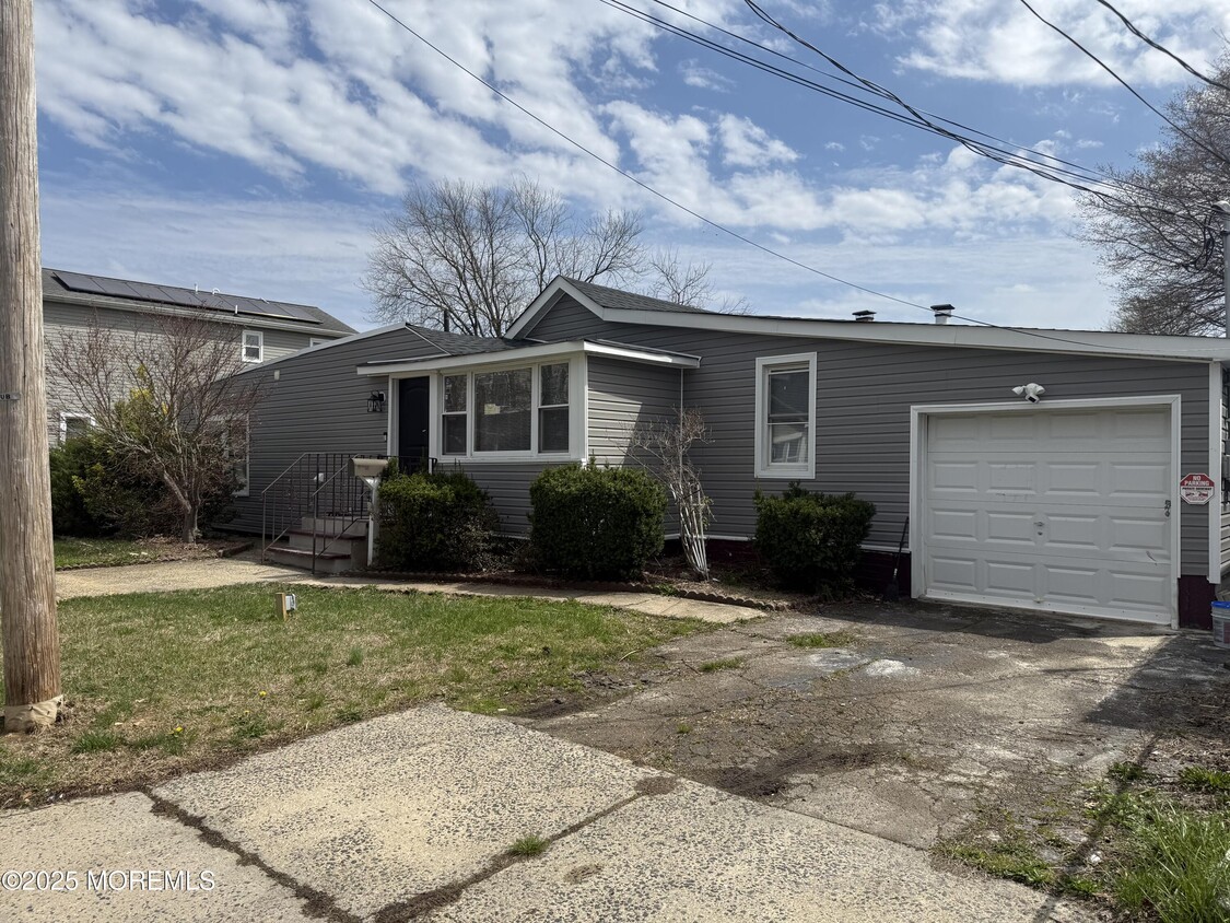 Primary Photo - 636 Sydney Ave
