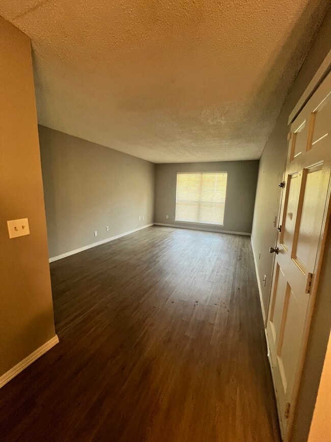 Building Photo - 825 Red Bird Ln