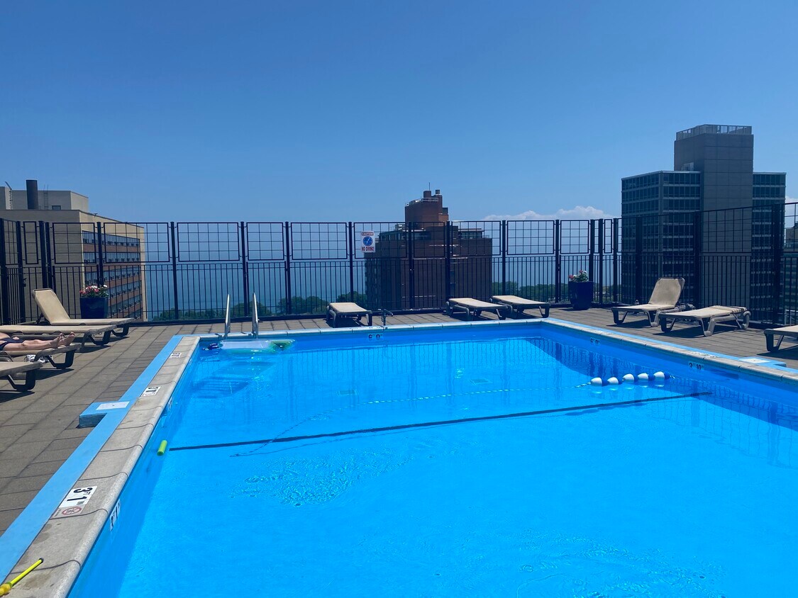 Rooftop Pool - 3110 N Sheridan Rd