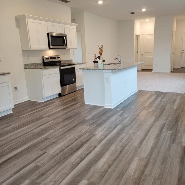 Foto del edificio - JUST LEASED-ANNUAL UNFURNISHED BRAND NEW H...