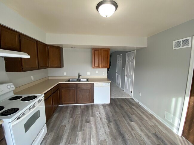 Building Photo - 1697 Shamrock Ct