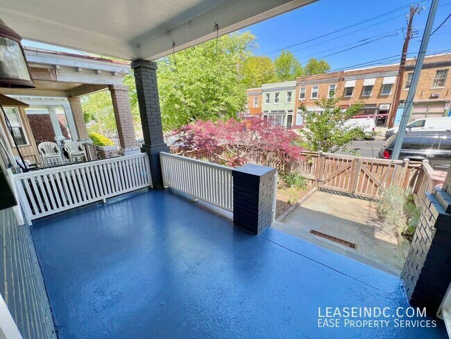 Foto del edificio - 228 Upshur St NW