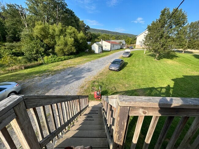 Foto del edificio - 429 Camp Strause Rd
