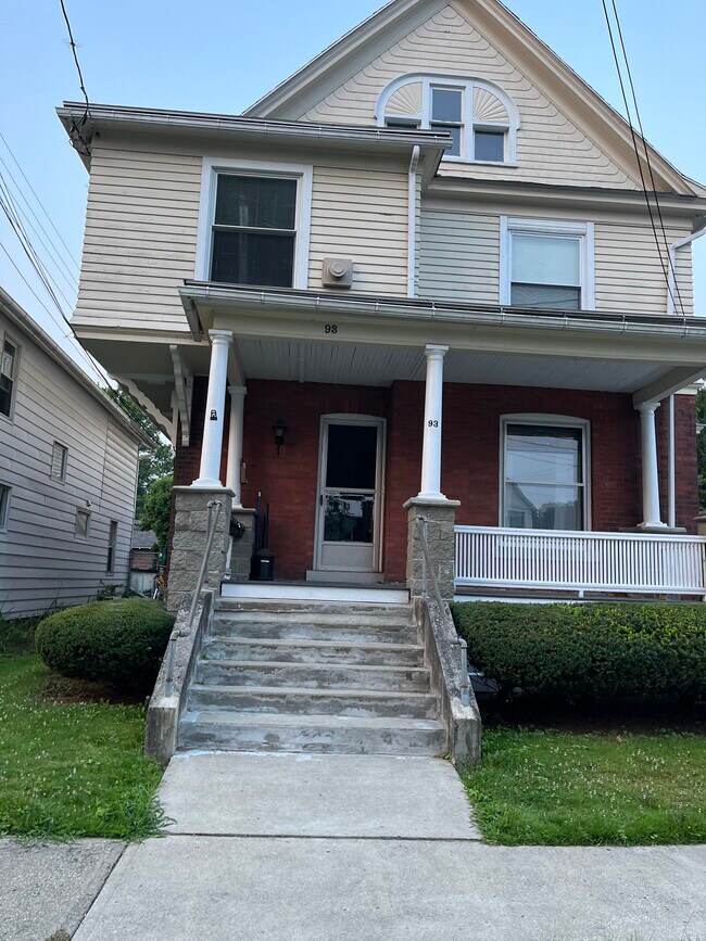 Building Photo - 93 Maple St