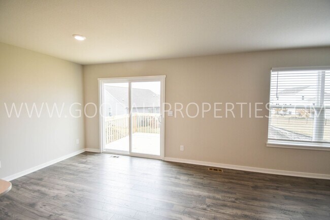 Foto del edificio - 4 Bedroom 3 Bath Ranch Finished Basement i...