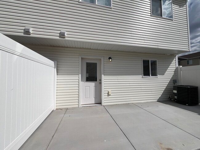Building Photo - 2015 Lawrence Ln