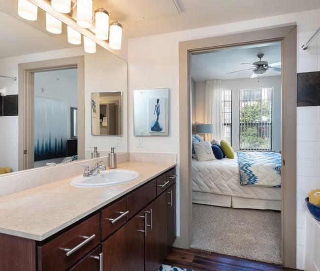 Building Photo - 810 E 9th St