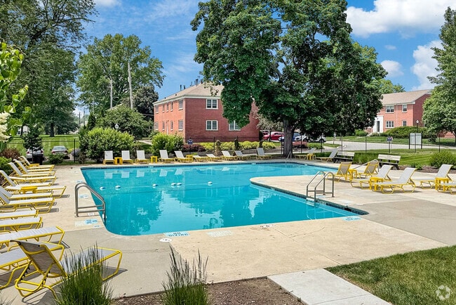 Swimming Pool - Wakonda Village and Manor Apartment Homes