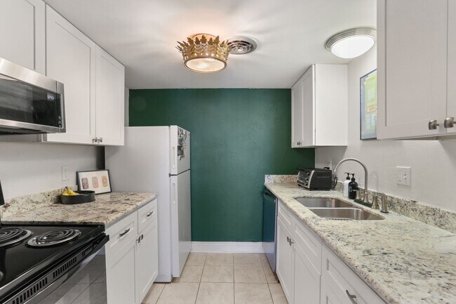 Building Photo - Gated Condo steps from Maple Street & St Charles!
