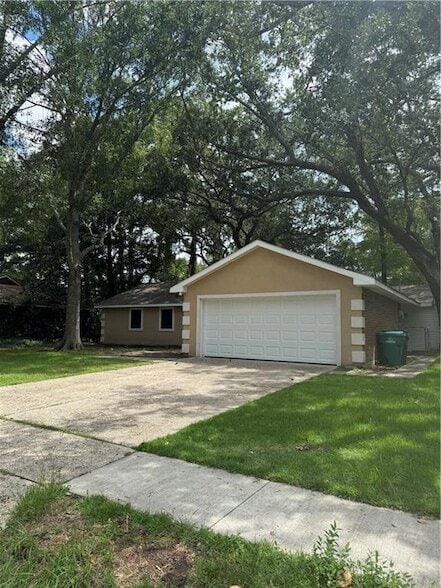 Building Photo - 306 Clover Dr