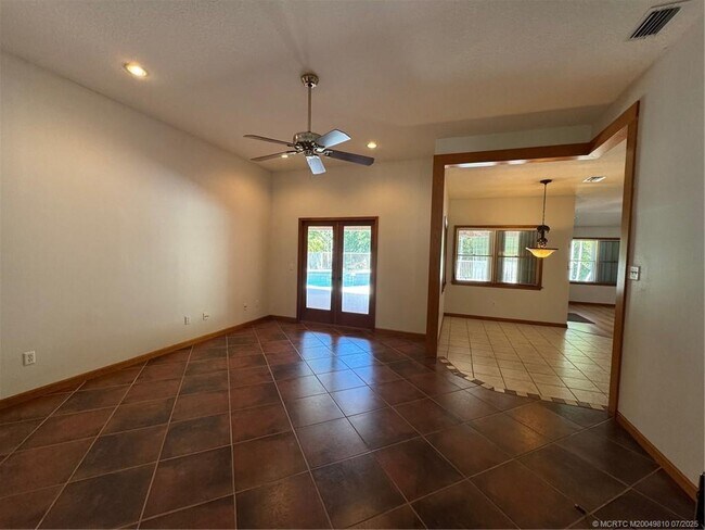 Foto del edificio - 4881 SW Lake Grove Cir