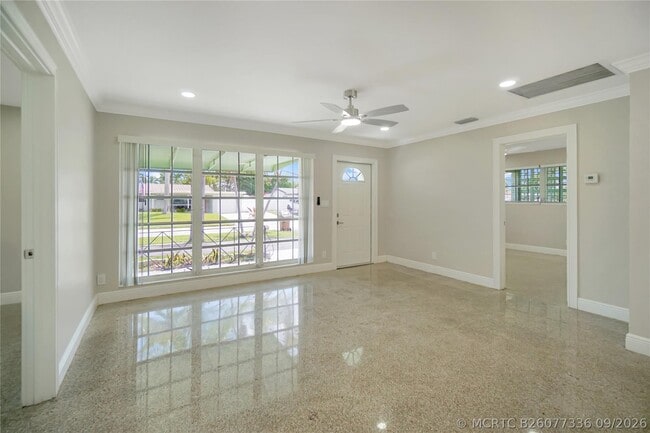 Building Photo - 917 SE 15th Ct