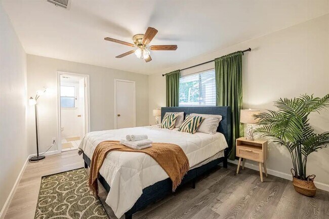 Foto del edificio - 8822 Ryton Ln