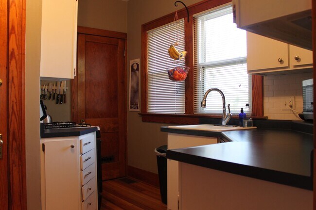 Foto del edificio - Charming 1900's 3 bedroom bungalow 5 minute walk from UIHC, VA & Dental