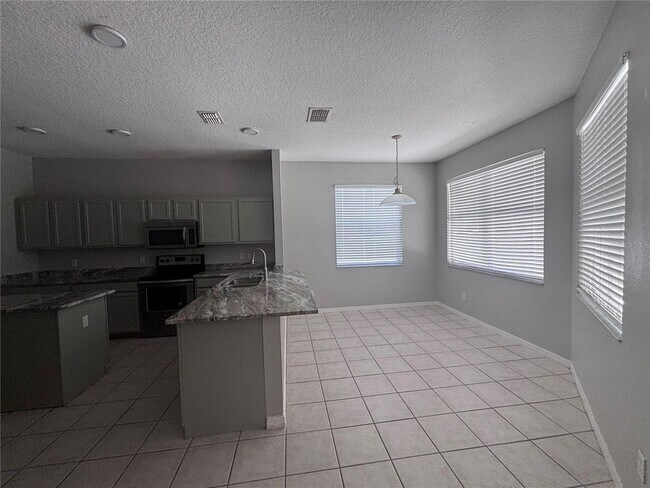 Building Photo - Golf Community Home