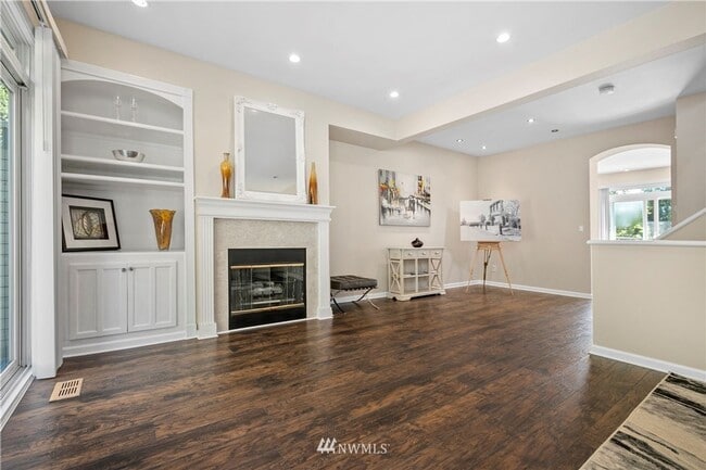 Building Photo - Tranquil Bellevue Home with Extra Room!