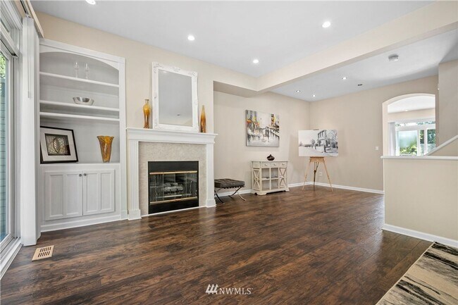 Foto del edificio - Tranquil Bellevue Home with Extra Room!