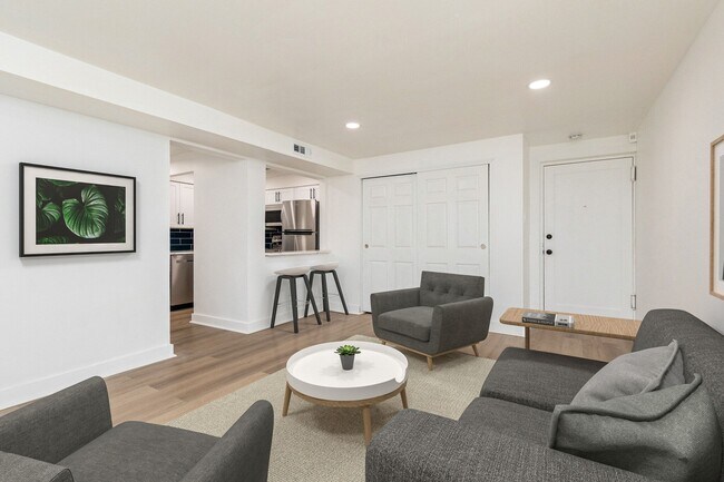 Sala de estar renovada - Creekview Terrace Apartments