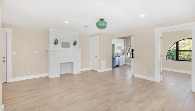 Photo - P201 - #9A Holiday Inn Apartment