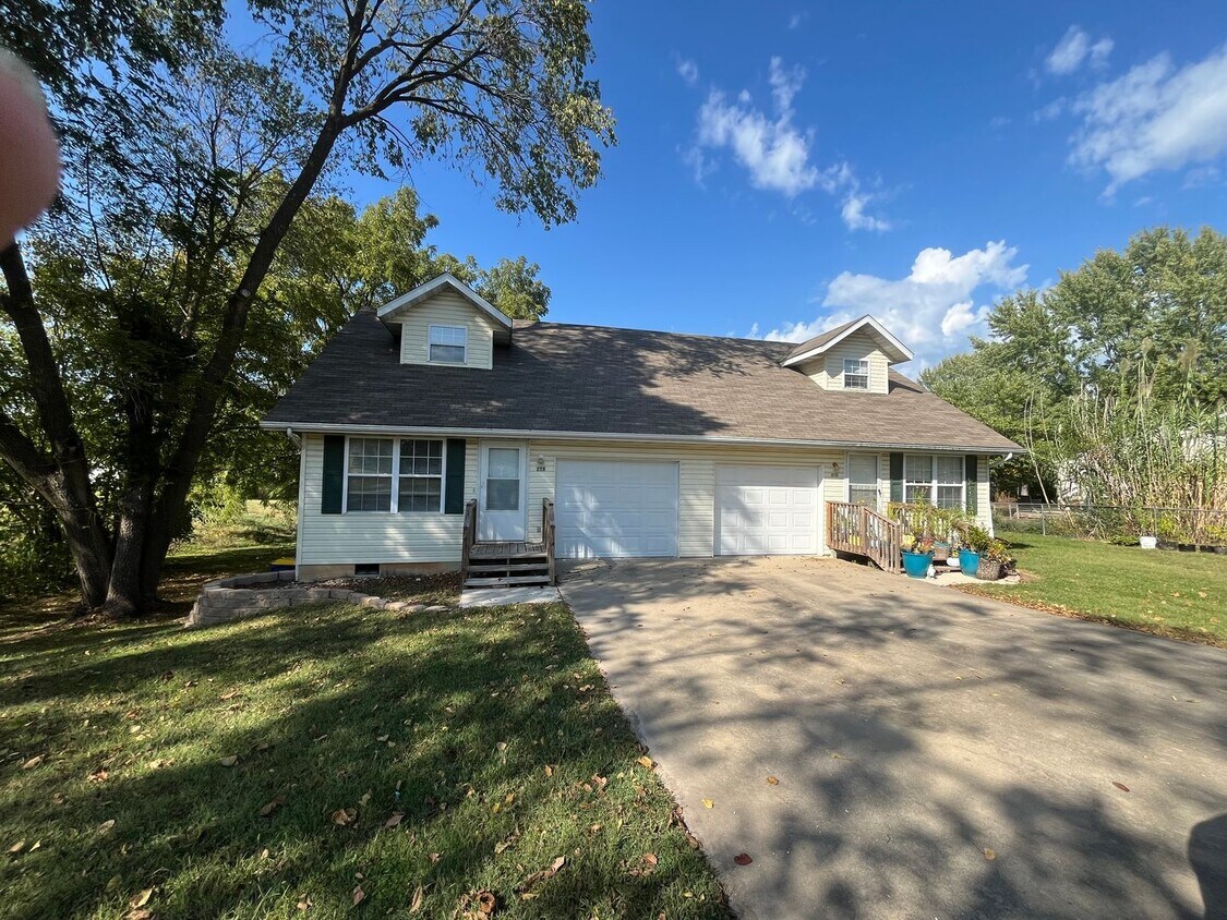 206208 W Center St Unit 208, Rogersville, MO 65742 Room for Rent in