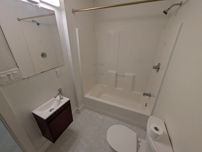Building Photo - Quaint 1 BR/1 BA Available Now in Uptown Oakland