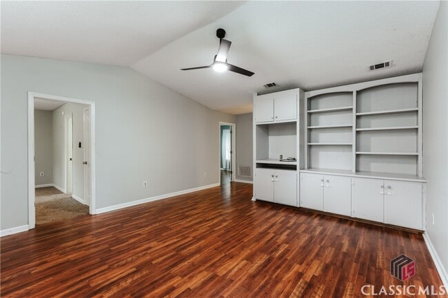 Building Photo - 180 Oak Dr